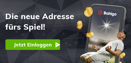 Fussballspieler neben grossem Smartphone mit Bahigo Sportwetten Anzeige und fallenden Münzen.